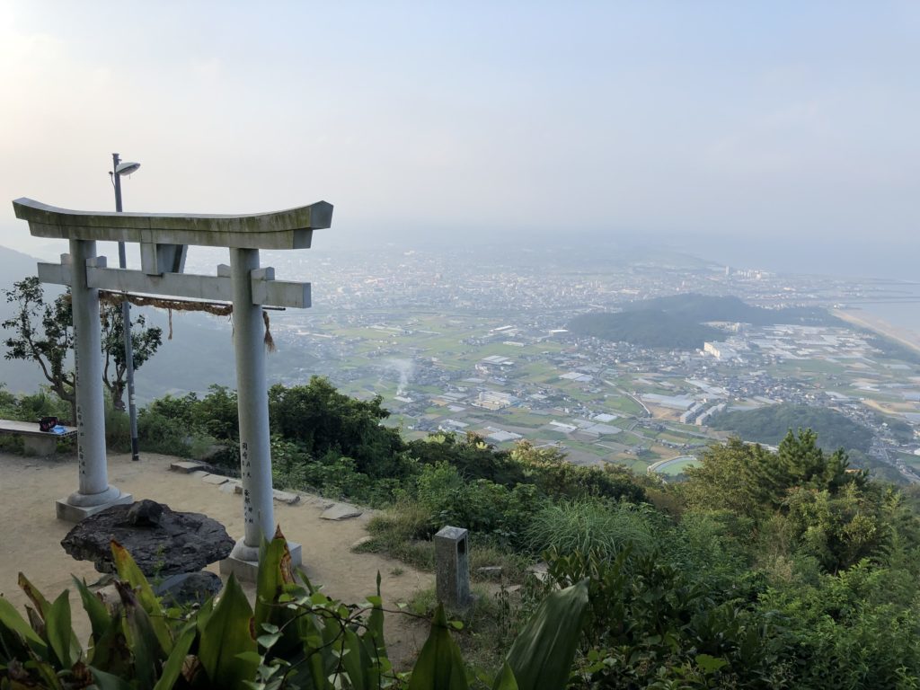 鳥居越しの観音寺市